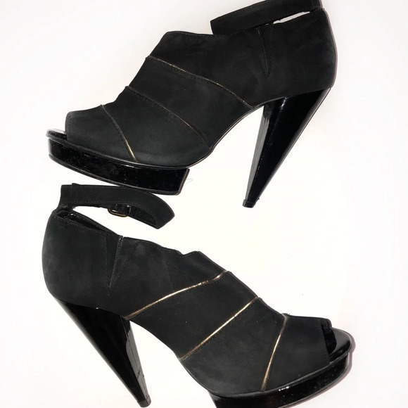 TopShop 7.5 gold & Black ankle strap heels - Picture 2 of 3
